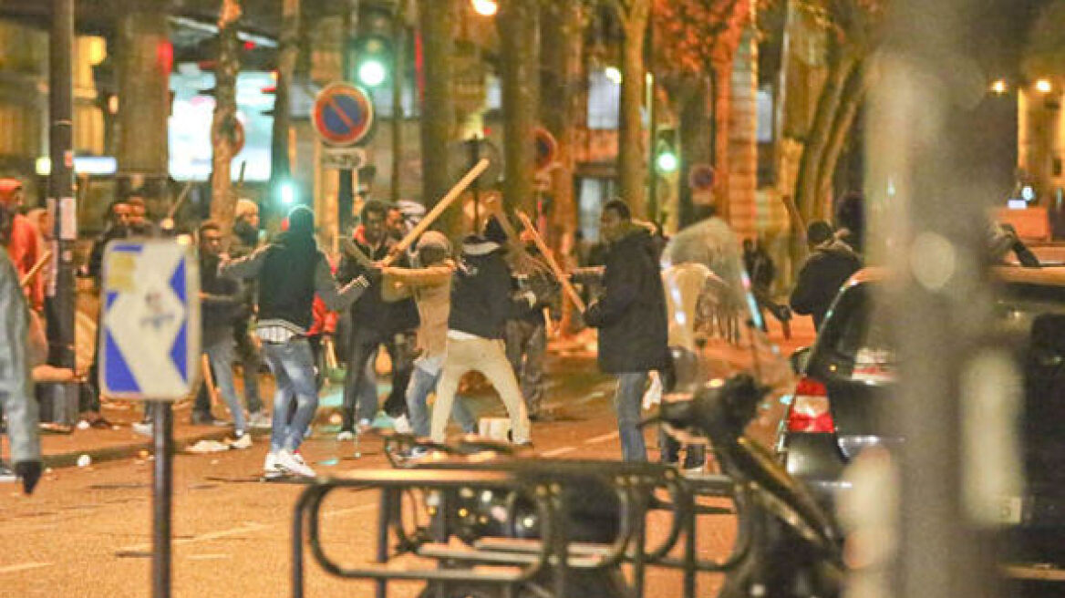Οδομαχίες στο Παρίσι: Μετανάστες με καδρόνια και μαχαίρια επελαύνουν στους δρόμους